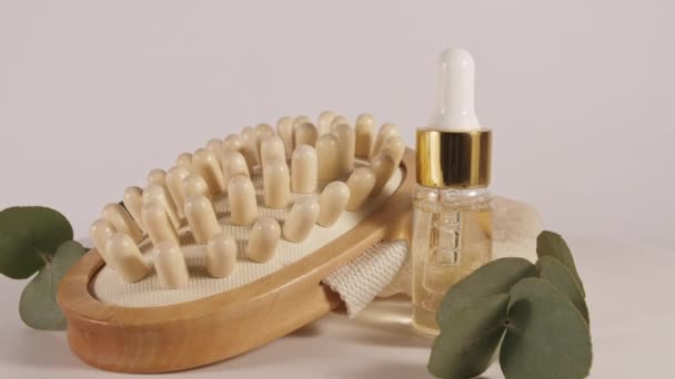 Natural, produtos cosméticos spa orgânicos com óleo de eucalipto, escova de massagem, extrato de folha de eucalipto para o cabelo e cuidados com a pele. fundo Spa. — Vídeo de Stock