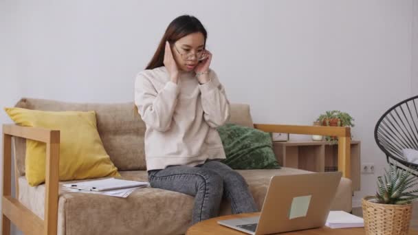 Frauen aus dem Nahen Osten arbeiten von zu Hause aus, führen Videotelefonate mit Kollegen, überprüfen Dokumente. Bleiben Sie zu Hause, arbeiten Sie unter Quarantäne. Zeitlupe. — Stockvideo