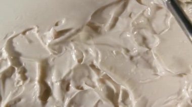 Yüz kremi, leke, kapatıcı, kozmetik sıvı fondöten, makyaj lekesi ya da krem bej rengi leke, makyaj fırçası. Hareket, güzellik cilt ürünü örneğinin rotasyonu. Yavaş çekim