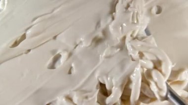 Yüz kremi, leke, kapatıcı, kozmetik sıvı fondöten, makyaj lekesi ya da krem bej rengi leke, makyaj fırçası. Hareket, güzellik cilt ürünü örneğinin rotasyonu. Yavaş çekim