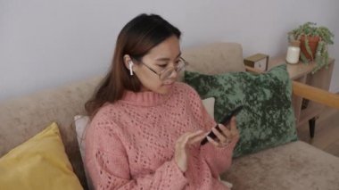 Orta Doğulu genç bir kadın sosyal medyada akıllı telefon sörfü yapıyor, mobil oyunlar oynuyor, haberleri kontrol ediyor ya da mesaj yazıyor. Hücre aletleri teknolojisiyle evde zaman geçiren bir kadın..