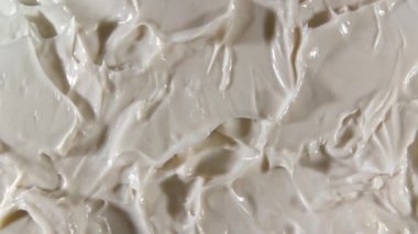 Yüz kremi, leke, kapatıcı, kozmetik sıvı fondöten, makyaj lekesi ya da krem bej rengi leke, makyaj fırçası. Hareket, güzellik cilt ürünü örneğinin rotasyonu. Yavaş çekim