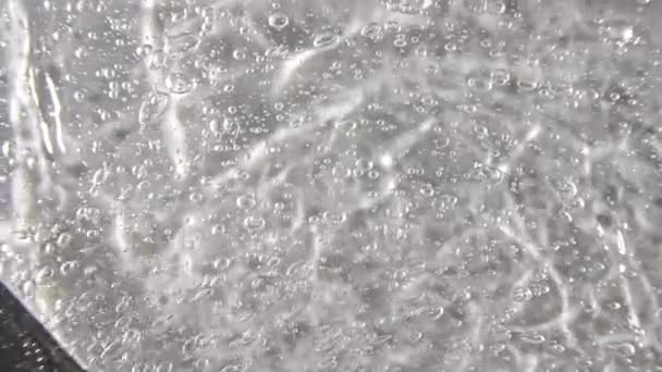 Fondo de gel líquido transparente, textura de suero transparente. Movimiento, rotación de la muestra del producto del cuidado de la piel de la belleza con burbujas. Vista superior. Macro Shot — Vídeos de Stock