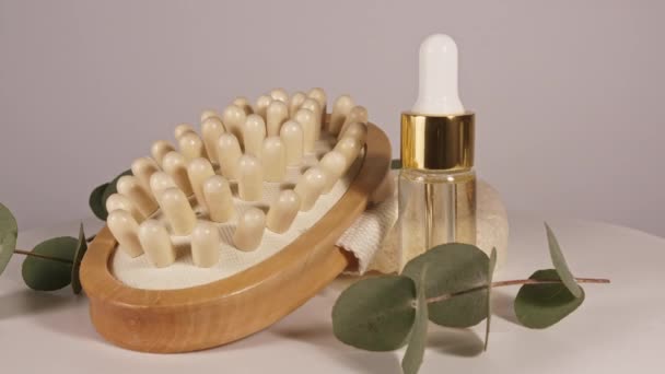 Olio di eucalipto con foglie su fondo bianco. Estratto di eucalipto, olio essenziale aromatico. Cosmetici naturali per la cura dei capelli e della pelle. — Video Stock