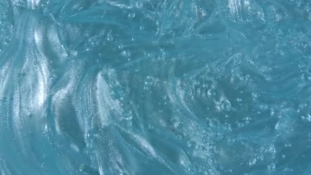 Movimento, rotazione del liquido gel liquido, consistenza crema cosmetica blu con bolle. Cosmetici biologici, medicina. Vista dall'alto. Macro Shot — Video Stock