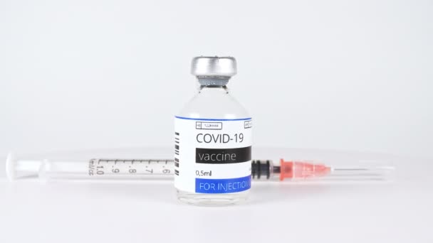 Vaccin contre le coronavirus Covid-19. Seringue et flacon de vaccin. Traitement du coronavirus covid-19. Concept de traitement du virus corona, injection, injection et essai clinique pendant la pandémie. — Video