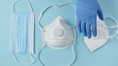 Virüs enfeksiyonunu önlemek için koruyucu ekipman, beyaz tıbbi maskeler ve solunum cihazları. Yüz maskeleri cerrahi, virüs, grip, koronavirüs, COVID-19. Önleme.