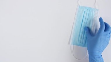 Coronavirus önleme tıbbi maskeler ve bir çift lateks eldiven ve el hijyen koronası virüs koruması için el dezenfektanı jeli. Grip ve koronavirüsün önlenmesi, COVID-19