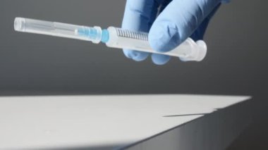 Araştırma Ellerinde COVID-19 Aşısı, Doktor Masa Şırıngası ve Coronavirus Tedavisi için Aşıyla Şişe Alıyor. Yeni İlaç Geliştirme, Aşı. Gribi önleme.