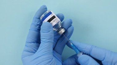 COVID-19 Aşısı Araştırmacı Ellerinde. Mavi Eldiveni Aşı Kızamığı, Coronavirus, Cvid-19 ile dolduran bir şırınga verin. Biontech, Şırıngada Moderna.