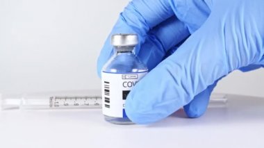 Araştırma Ellerinde COVID-19 Aşısı, Doktor Coronavirus Tedavisi için Şırınga ve Şişe Aşısını Yerleştirdi.