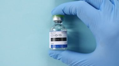 Araştırma Ellerinde COVID-19 Aşısı, Doktor Coronavirus Tedavisi için Şırınga ve Şişe Aşısını Yerleştirdi.
