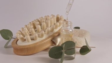 Doğal, organik kaplıca ürünleri okaliptüs yağı, masaj fırçası, okaliptüs yaprağı özü saç ve cilt bakımı. Spa arkaplanı.