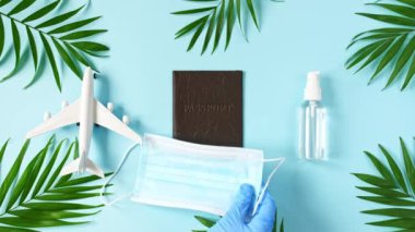 Model Uçak, Pasaport, virüs enfeksiyonunu önlemek için koruyucu ekipman, tıbbi maskeler, el dezenfektanı. Hava Taşımacılığı, Seyahat. Koronavirüsü önleme, COVID-19