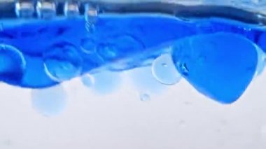 Beyaz Arkaplanda Baloncuklu Mavi Dalga Suyu. Temiz Mavi Su 'da oksijen kabarcıkları. Maden Suyu. Oksijenle zenginleştirilmiş su. Yavaş Hareket Hareketi. Temizlik ve Saflık kavramı