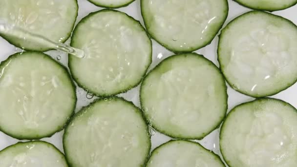 Dönen salatalık diliminde su sıçratma görüntüsü — Stok video