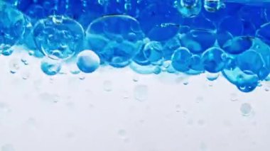 Sudaki çeşitli hava kabarcıklarının Macro Shot 'u açık beyaz arka planda yükseliyor. Baloncuklu sıvı krem şeffaf kozmetik doku örneği. Temizlik ve Saflık kavramı