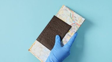 Model Uçak, Pasaport, virüs enfeksiyonunu önlemek için koruyucu ekipman, tıbbi maskeler, el dezenfektanı. Hava Taşımacılığı, Seyahat. Koronavirüsü önleme, COVID-19