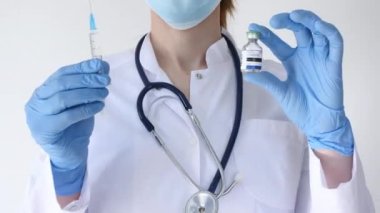 Araştırma Ellerinde COVID-19 Aşısı, Doktorlar Hastanede bir şırınga ve aşı şişesi tutuyor. Yeni İlaç Geliştirme, Aşı. Gribi önleme.