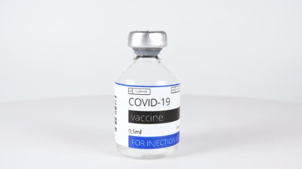 Covid-19 Coronavirus vakcina. Vakcina injekciós üveg. A Coronavirus covid-19 kezelése. A Corona vírus kezelésének, injekciózásának, oltásának és klinikai vizsgálatának koncepciója a világjárvány idején. — Stock videók