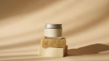 Pastel Bej Sahne, Pedestal veya Güneş Işığındaki Sabun Çubuklarından Podyum. Sunum, Pastel Bej Arkaplanda Güzellik Kremi ile Reklam Sabah Işıkları ve Palmiye Yaprakları Gölgeleri.