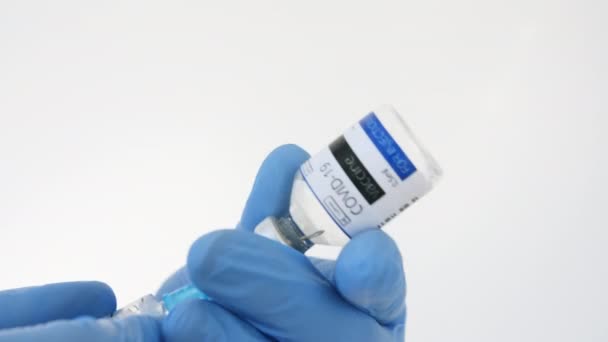 COVID-19 Vakcina Kutató kezekben. Kéz a kézben Kék kesztyű Egy fecskendő feltöltése kanyaróval, Coronavirus, covid-19. Új gyógyszerek kifejlesztése, oltás, megelőzés. — Stock videók
