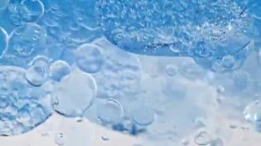 Sudaki çeşitli hava kabarcıklarının Macro Shot 'u açık beyaz arka planda yükseliyor. Baloncuklu sıvı krem şeffaf kozmetik doku örneği. Temizlik ve Saflık kavramı