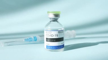 COVID-19 Aşı ve Coronavirus tedavisi için aşı ile şırınga. Yeni İlaç Geliştirme, Aşı. Gribi önleme.