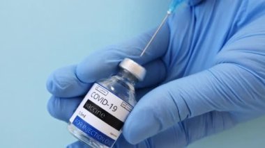 COVID-19 Aşısı Araştırmacı Ellerinde. Mavi Eldiveni Aşı Kızamığı, Coronavirus, covid-19 ile dolduran bir şırınga verin..