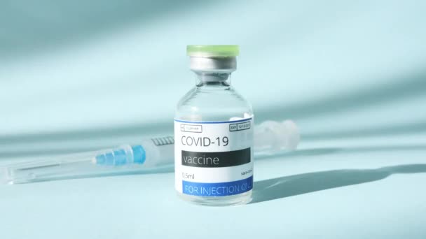 Вакцина и шприц COVID-19 с вакциной против коронавируса. Разработка новых лекарств, вакцинация. Профилактика гриппа. — стоковое видео