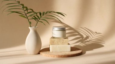 Sunum, Pastel Bej Arkaplanda Güzellik Kremi ile Sabah Işıkları ve Palmiye Yaprakları Gölgeleri. Cream Sand Stone Podyumları. Cilt Kozmetiği Konsepti, Spa. 