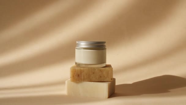 2012 년 7 월 1 일에 확인 함 . Cream in a Glass Jar on Beige Podiums From Bars of Soap in Sun Light. 그림자 팜 리프. 제품 발표를 위한 최소의 고급 화장품 백 그라운드. 제품의 인쇄. — 비디오