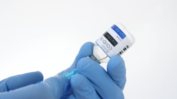 COVID-19 Vaccine Hand in Blue Gloves Filling a Syringe with Vaccine Measles, Coronavirus, covid-19 Нові методи лікування, вакцинація, профілактика. — стокове відео