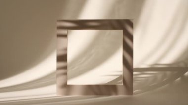 Şov Ürünleri için Geometri Çerçevesi Pastel Bej Arkaplanda Sabah Işıkları ve Palm Leaves Gölgeleri. Soyut Minimum Örnek Ürün Sunumu Sahnesi. Sahne Yayası