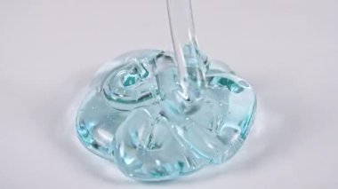 Molekül köpüklü Şeffaf Mavi Kozmetik Jel Kremi dökülüyor. Makro Vuruş