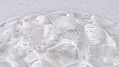 Molekül köpüklü Şeffaf Kozmetik Jel Kremi dökülüyor. Organik kozmetik, ilaç. Makro Vuruş