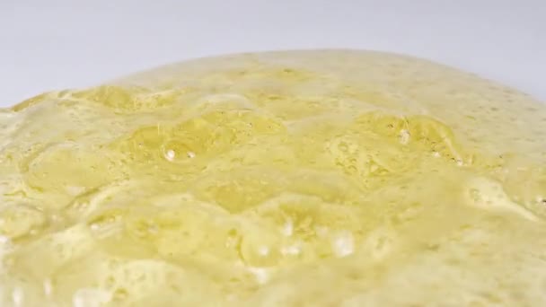 Slow Motion Shot des Gießens Öl Flüssigkeit gelb goldenen Farbton. Produktion von Naturkosmetik und Ölen. Öl aus natürlichen Zutaten. Makroschock. — Stockvideo