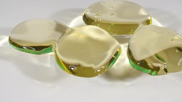 Gotas de la crema de gel cosmético amarillo con burbujas moleculares. Cosmética ecológica, medicina. Macro Shot — Vídeos de Stock