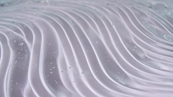 Makroaufnahme von Luftblasen in transparenter kosmetischer Flüssiggelcreme. Flüssige Textur mit Blasen. Zeitlupe — Stockvideo