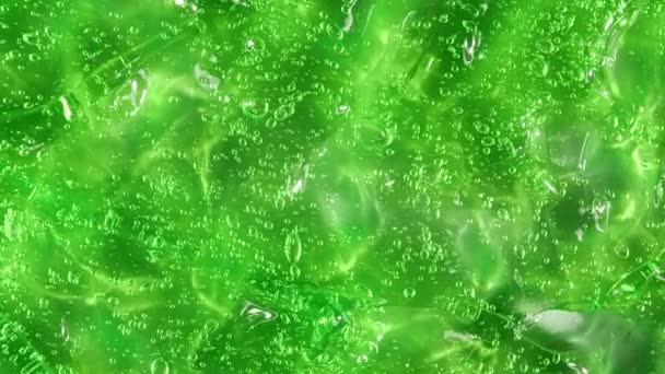 Crème cosmétique verte transparente au gel avec bulles de molécules. Vue de dessus. Macro Shot — Video