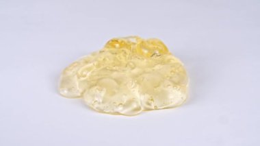 Yavaş Çekim: Yağlı Sıvı Sarı Altın Renk. Doğal Kozmetik ve Yağ Üretimi. Doğal malzemelerden yapılan yağ. Makro Vuruş.