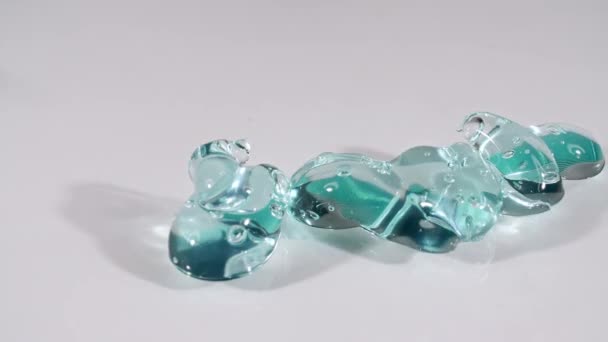 Gotas de la crema de gel cosmético azul con burbujas moleculares. Cosmética ecológica, medicina. Macro Shot — Vídeo de stock