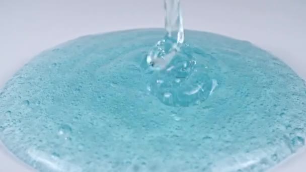 Giet Transparant Blauwe Cosmetische Gel Crème met Molecule Bubbels. Macro neergeschoten. — Stockvideo