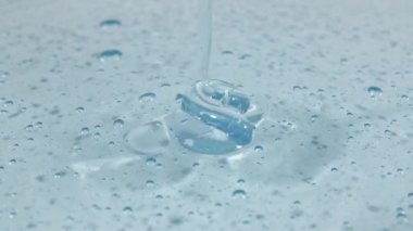 Molekül köpüklü Şeffaf Mavi Kozmetik Jel Kremi dökülüyor. Makro Vuruş