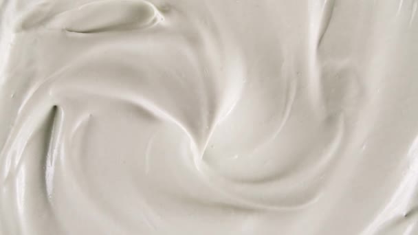 Macro Shot de crema cosmética con rotar. Primer movimiento de la crema blanca líquida. Cosmética ecológica, medicina. Vista superior. — Vídeo de stock