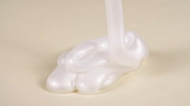 Molekül köpüklü Beyaz Kozmetik Jel Kremi dökülüyor. Organik kozmetik, ilaç. Makro Vuruş