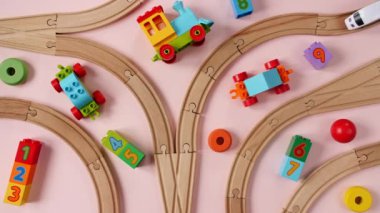 Çocuksu Oyuncak Ahşap Demiryolu. Childs Demiryolu 'nda Tren Yolculuğu. Çocuk odası oyun odası. Üst Manzara. Boşluğu Kopyala.