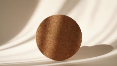 Gösteri Ürünleri için Geometri Çerçevesi Pastel Bej Arkaplanda Sabah Işıkları ve Gölgeler. Soyut Minimum Örnek Ürün Sunumu Sahnesi. Sahne Yaya veya Platformu.