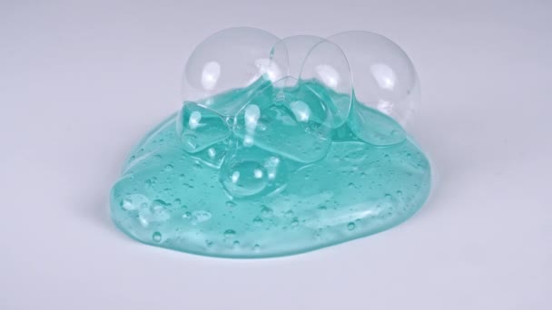 Nalévání transparentní modrý kosmetický gel krém s molekulové bubliny. Makro snímek — Stock video