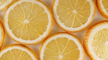 Taze Portakal Dilimlerinin Yavaş Hareketi. Turuncu Meyve Şablonu. Sağlıklı gıda geçmişi. Makro Vuruş.